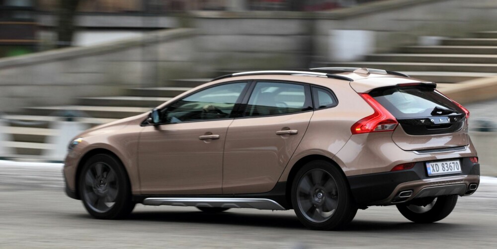 SÆRPREG: På hekken kjenner du en Volvo. Det gjelder også for V40 Cross Country. FOTO: Egil Nordlien, Hm Foto SÆRPREG: På hekken kjenner du en Volvo. Det gjelder også for V40 Cross Country. FOTO: Egil Nordlien, Hm Foto