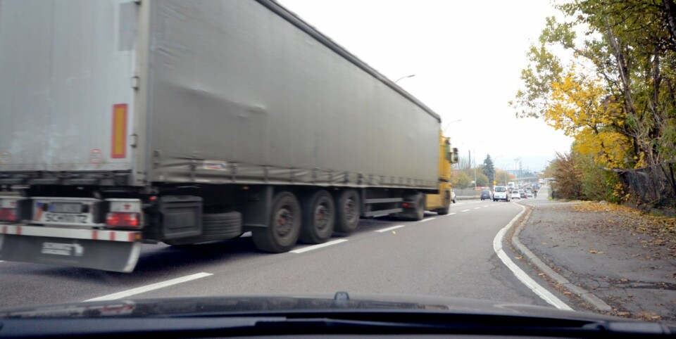 KORT FELT: Den som skal inn på veien har det hele og fulle ansvaret for at innkjøringen skjer på en måte som ikke påvirker trafikken som allerede er på veien. FOTO: Trafikkvideo