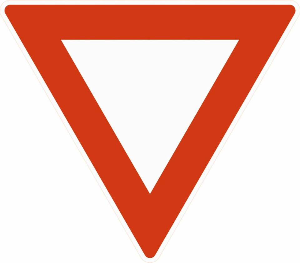 VIKEPLIKT: Der det er skiltet vikeplikt skal man ikke hindre eller forstyrre den det skal vikes for.