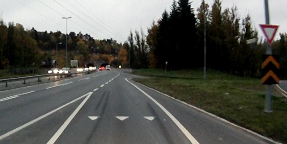 NØDBREMS: Her kan vi se bremsespor fra en nødbrems, du skal tilpasse farten og skaffe deg oversikt slik at dette ikke skjer med deg. Risikoen for å bli påkjørt bakfra er stor hvis du plutselig stopper opp i en slik situasjon. FOTO: Trafikkvideo