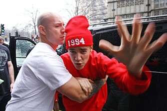 TIL ANGREP: Livet i rampelyset er ikke alltid så lett. Under sitt besøk i London tidligere i år gikk Justin Bieber til fysisk angrep på en litt for nærgående fotograf.