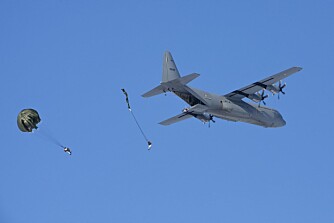 HØYT TEMPO: Fallskjermjegerne hopper ut i springmarsjtempo for å lande så samlet som mulig.