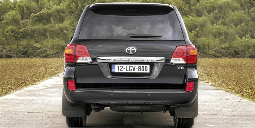 STOR: Land Cruiser V8 er en gigantisk bil. Noe eksemplarer er ventet til Norge hvor de først og fremst registreres som varebiler. STOR: Land Cruiser V8 er en gigantisk bil. Noe eksemplarer er ventet til Norge hvor de først og fremst registreres som varebiler.