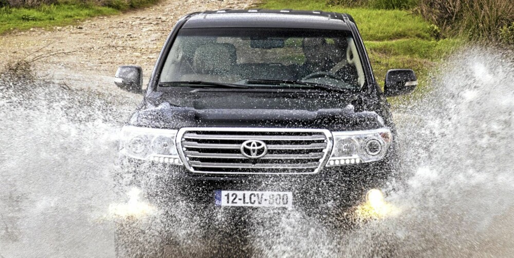 KJEMPEGADGET: Land Cruiser V8 har nær sagt all tenkelig teknologi for fremkommelighet. KJEMPEGADGET: Land Cruiser V8 har nær sagt all tenkelig teknologi for fremkommelighet.