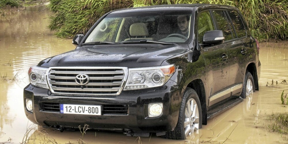 VANNFAST: Toyota Land Cruiser V8 skal takle en vannstand på 70 cm. VANNFAST: Toyota Land Cruiser V8 skal takle en vannstand på 70 cm.
