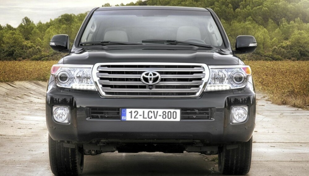 LC V8: En gang iblant kommer det doninger som med sitt blotte nærvær kan få andre bilister til å frasi seg forkjørsretten. (Alle foto: Toyota) LC V8: En gang iblant kommer det doninger som med sitt blotte nærvær kan få andre bilister til å frasi seg forkjørsretten. (Alle foto: Toyota)