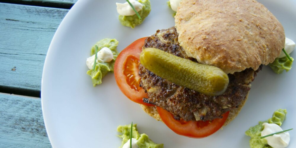 Hamburgermenyen: Serveres med coleslaw, hele sylteagurker, aioli og guacamole.