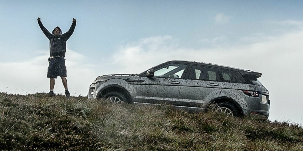 TOPPTUR: Jepp, tindebestigeren Range Rover Evoque og dens lykkelige eier. Det er bevist: Han er ikke en ""girlyman"". FOTO: Justin Leighton