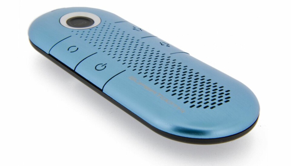 LOVLIG: Det er ikke lov å snakke i mobiltelefon uten handsfree mens du kjører. Supertooth Crystal er en bra løsning for deg som ikke har integrert Bluetooth i bilen.