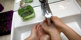 HÅNDVASK: Såpe, vann og riktig håndvask fjerner det aller meste av uhumskheter fra hendene.