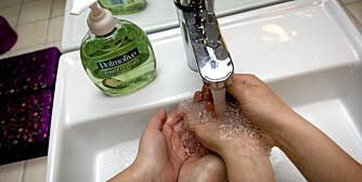 HÅNDVASK: Såpe, vann og riktig håndvask fjerner det aller meste av uhumskheter fra hendene. HÅNDVASK: Såpe, vann og riktig håndvask fjerner det aller meste av uhumskheter fra hendene.