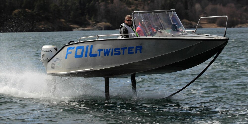 FLYGENDE TEPPE: Foiltwister kjører som en vanlig båt, takket være avansert stabilisering under kjølen og i marsjfart klarer en seg med 0,3 liter pr. nautisk mil med en 60 hester akter. FOTO: Egil Nordlien, HM Foto