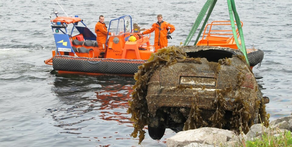 OPP FRA DYPET: Å dumpe bilen i vannet og så melde den stjålet er et vanlig svindelforsøk. Her fiskes et mislykket forsøk opp av vannet. FOTO: Gjensidige