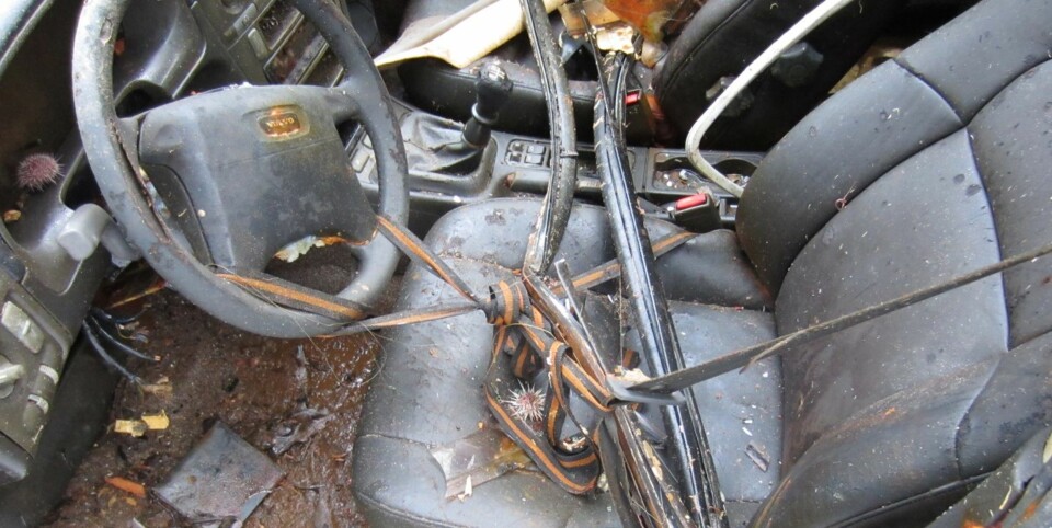 ARRANGERT: Rattet er surret fast for at bilen skal holde stø kurs ut i fjorden. Vinduene er sveivet ned slik at bilen skal synke raskest mulig. FOTO: Gjensidige