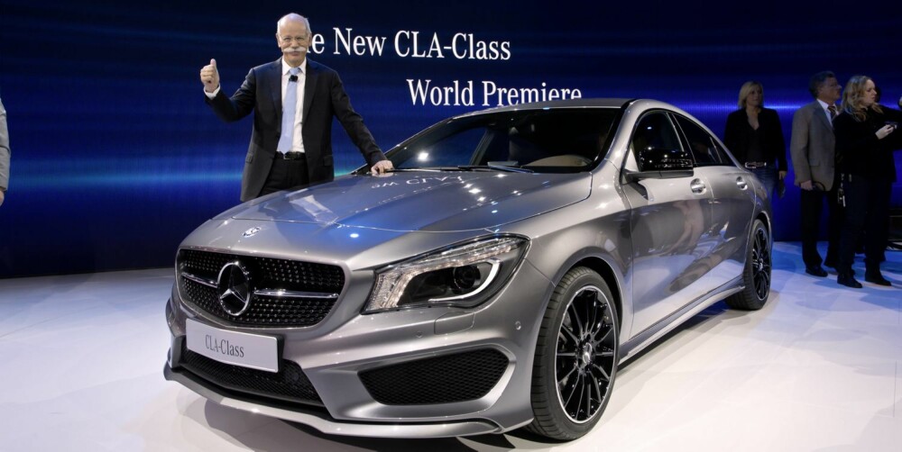 DETROT: Mercedes CLA tyvstartet bilutstillingen i Detrot. Her poserer den sammen med Daimler-boss Dr. Dieter Zetsche. FOTO: Daimler AG