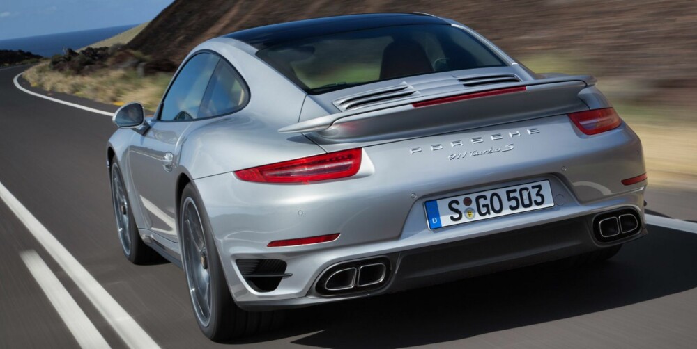 BRED HEKK: Nye 911 Turbo er det bredeste 911 hittil - 28 mm bredere enn Carrera og Carrera 4-modellene. Akselavstanden er også en centimeter lengre. BRED HEKK: Nye 911 Turbo er det bredeste 911 hittil - 28 mm bredere enn Carrera og Carrera 4-modellene. Akselavstanden er også en centimeter lengre.