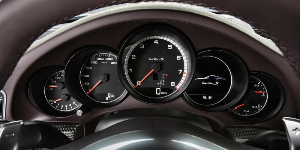 OPPSTILT TIL 350: Porsche oppgir foreløpig ingen toppfart, men at den er godt over 300 km/t kan vi med sikkerhet si. At den er næærmere 350 enn 300 km/t er det stor sjanse for. OPPSTILT TIL 350: Porsche oppgir foreløpig ingen toppfart, men at den er godt over 300 km/t kan vi med sikkerhet si. At den er næærmere 350 enn 300 km/t er det stor sjanse for.
