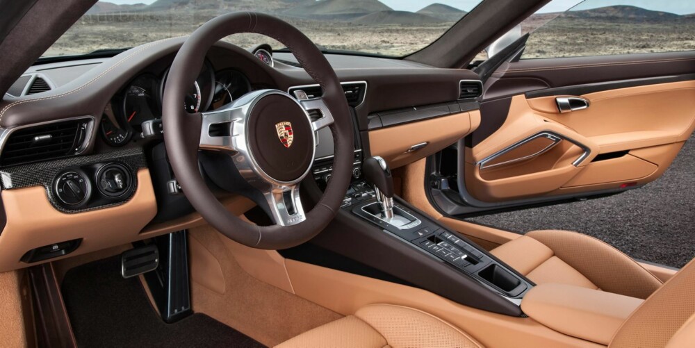 HELT NYTT: Porsche lover et helt nydesignet interiør. Vi synes det er veldig likt interiøret i 911, uten at det er noen skam. HELT NYTT: Porsche lover et helt nydesignet interiør. Vi synes det er veldig likt interiøret i 911, uten at det er noen skam.