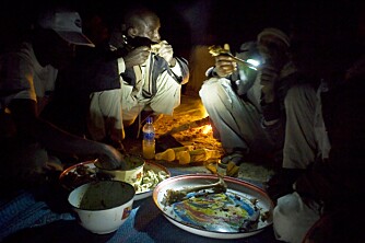 Eldgamle skikker lever videre i Tsjad. Kvelden før det store løpet i Billy Goni, påkalles høyere makter.