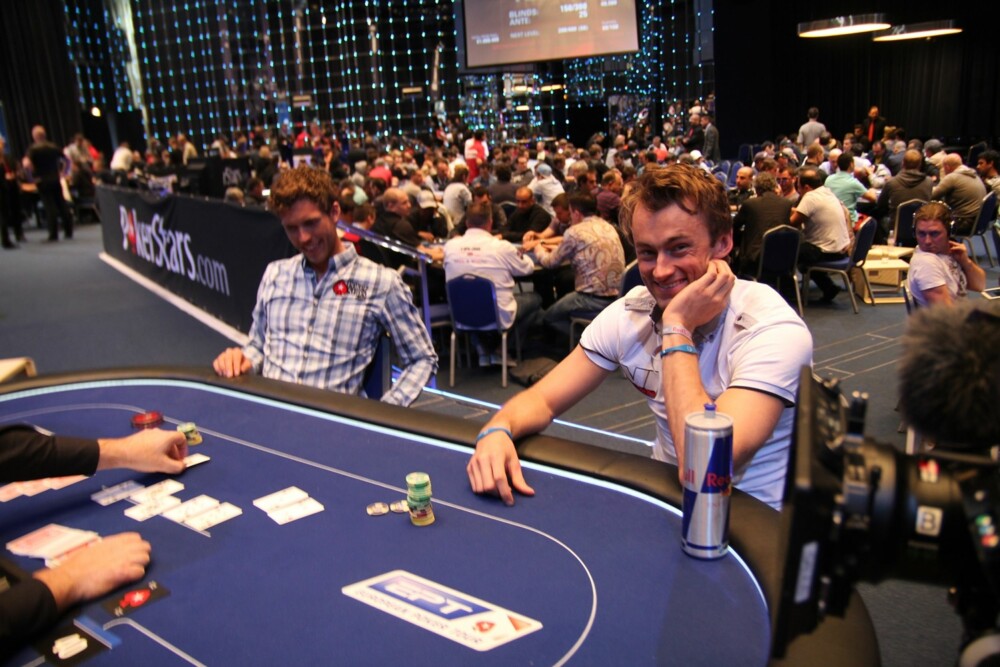 LURING: Ved pokerbordet har Northug logget noen flere timer enn Hellner. Og han vet det.