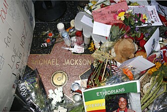 TRAGISK BORTGANG: Michael Jackson døde 25.juni 2009. Her har fansen lagt ned blomster ved Jacksons stjerne på Hollywoods Walk of Fame.