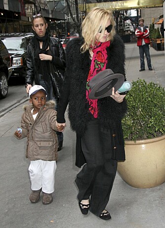Madonna blir beskyldt for å ha tøyd reglene da hun adopterte sønnen David Banda i 2006.