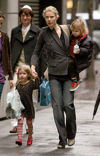 MOR TIL TO: Gwyneth Paltrow sammen med barna Apple og Moses