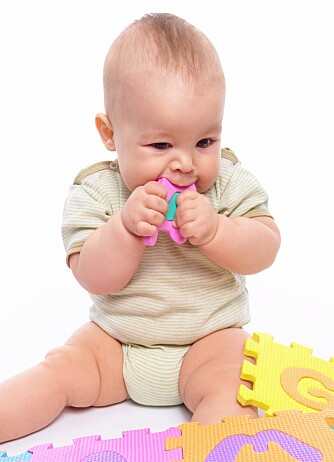 For de aller fleste barn er biting noe som skjer i en fase hvor tennene kommer. Foto: Colourbox.no