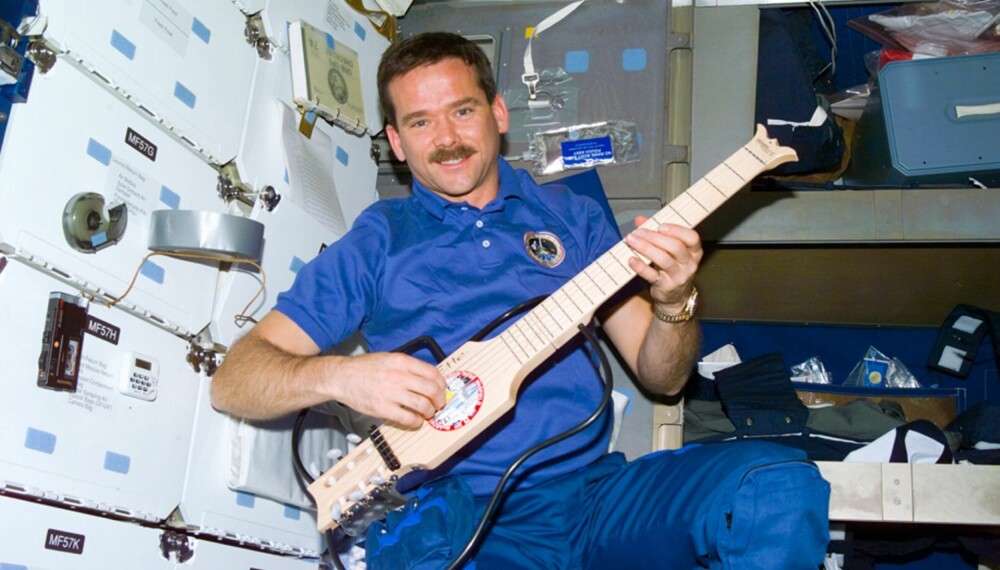Astronauten Chris Hadfield har laget sin egen versjon av David Bowies «Space Oddity» ombord på romstasjonen.