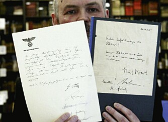 En auksjonarius i Berlin viser fram et eksemplar av Hitlers falske dagbok som ble solgt for 6500 euro under en auksjon i 2004.