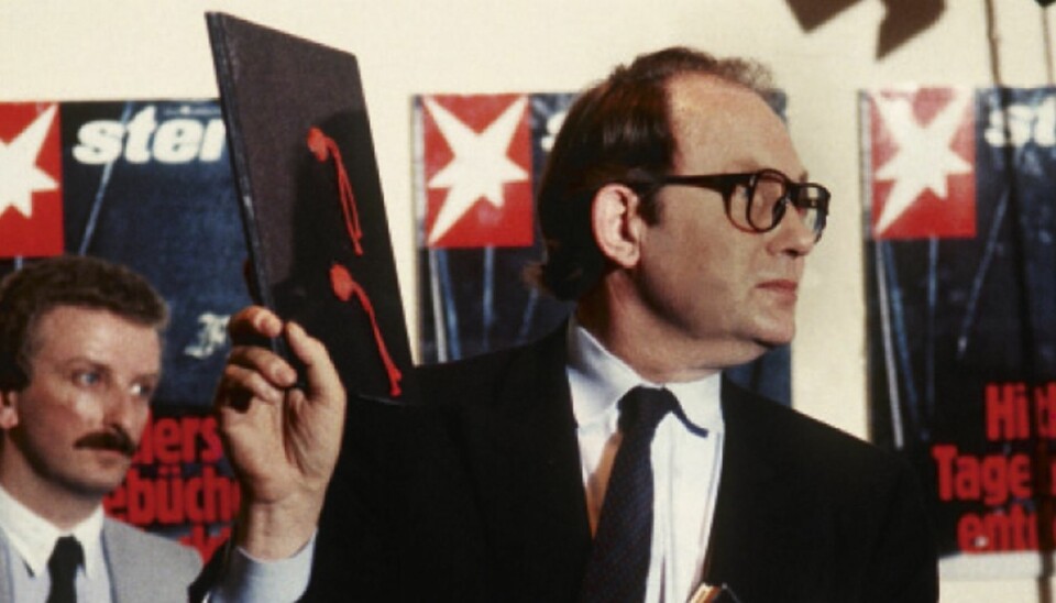 Stern-reporter Gerd Heidemann viser stolt fram et eksemplar av Hitlers dagbøker under en pressekonferanse i Hamburg 25. april 1983. Ikke lenge etter kom avsløringen om at alt var juks.