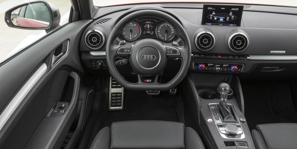SPORTSSTIL: Svart og stramt, det er stikkord for interiøret i Audi S3. I turtallsskiva kan du se når turboen slår seg løs. FOTO: Audi