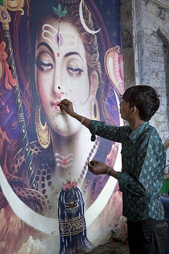 I en bakgate i Allahabad kom folk med jevne mellomrom og dyttet opium inn i munnen til Shiva.