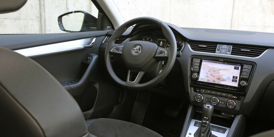 NESTEN VW: Innvendig kvalitetsfølelse og design har hevet seg flere hakk på den nye Skoda Octavia.Det er lite som skiller til målestokken VW Golf, litt mer til premiummodellen Audi A3.
