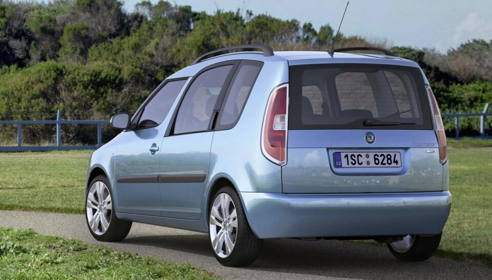 SMART: Skoda Roomster er kanskje ikke like kul som en Audi A3 Sportback, men dersom du kan spare 40-50 000 kroner på en bil med samme motor og like gode praktiske egenskaper, kan muligens forfengeligheten vike. FOTO: Produsent