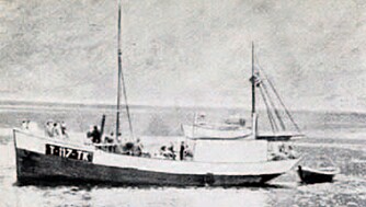 Et bilde av «Skreien», angivelig tatt fra ubåten etter at mannskapet ble bortført. I loggboka til ubåtkaptein Lunin ble fartøyene omtalt som «motorbåter under fascistisk flagg», altså fisking i tysk tjeneste.