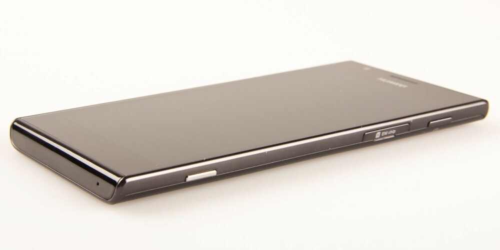PROFIL: Huawei Ascend P2 har en pen profil og vi synes den har et vellykket design.