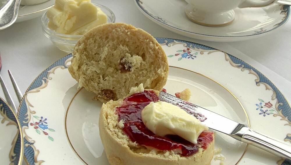 Har du nybakte scones i hus, prøv å nyte dem på engelsk manér, med syltetøy og clotted cream.