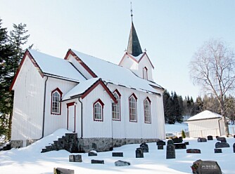 Fines kirke ligger ved elva innerst i Verrasundet.