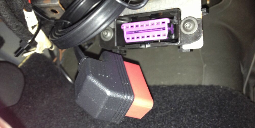 KABEL: Den medfølgende kabelen settes inn i bilens OBD-II port. Den finner du ved pedalene på de fleste biler. FOTO: Terje Haugen