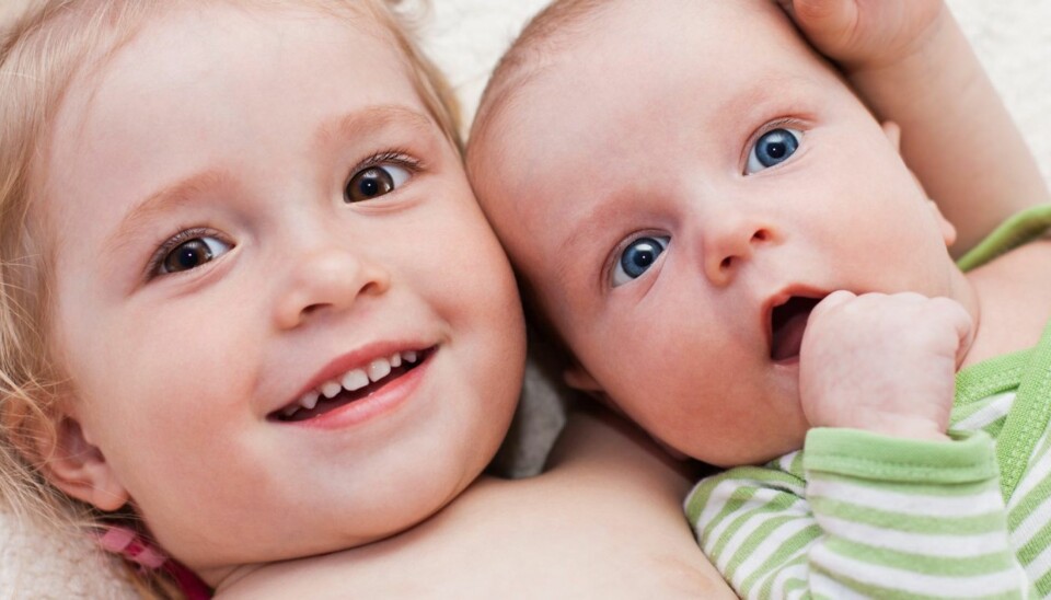 NÅR YNGST BLIR ELDST: Familiesituasjonen blir utvidet når babyen blir født. Glede er ikke alltid den umiddelbare følelsen for eldre søsken.