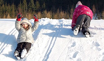 Snø gir mange muligheter for morsomme aktiviteter for de aller minste. Foto: Colourbox.no