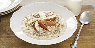 Serverings tips! Prøv noe av dette på grøten: honning, hakkede nøtter, solsikkekjerner, bær, noen skiver banan, eple skiver eller annen frukt. Foto: Bård Ek, melk.no Serverings tips! Prøv noe av dette på grøten: honning, hakkede nøtter, solsikkekjerner, bær, noen skiver banan, eple skiver eller annen frukt. Foto: Bård Ek, melk.no