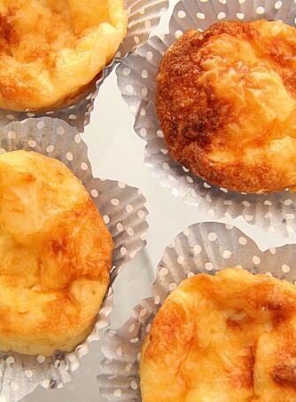 Tips! Legg litt ost oppå hver muffin når det er noen minutter igjen av steketiden. Denne oppskriften er hentet fra «LCHF för hela familjen» av Monique Forslund (Optimal Förlag). Tips! Legg litt ost oppå hver muffin når det er noen minutter igjen av steketiden. Denne oppskriften er hentet fra «LCHF för hela familjen» av Monique Forslund (Optimal Förlag).