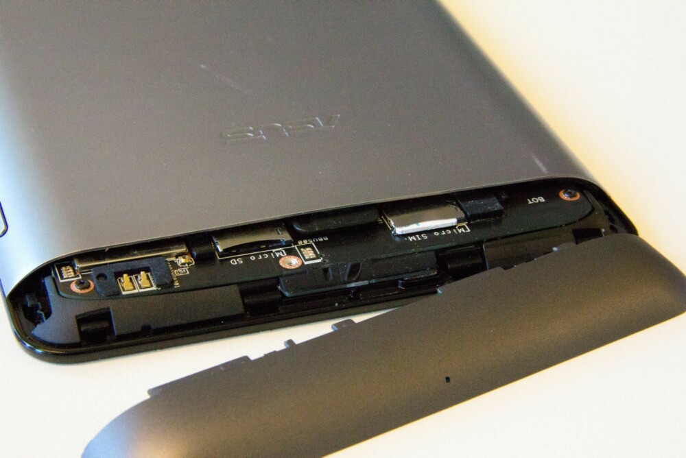 PORTER: Asus Fonepad har plass til minnekort, noe tvillingen Nexus 7 ikke kan by på.