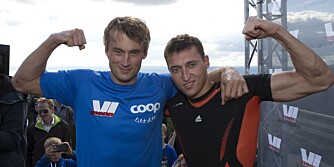 SVETTE SMIL: Petter og Aleksander Legkov viste muskler da de møttes til vennskapelig, førolympisk kappestrid i Oslo.