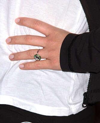 VINTAGE: Denne ringen fridde Jason til Olivia med i januar. Den er fra 1920-tallet.