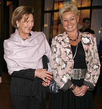KONGELIG STØTTE: Dronning Sonja og Anne Lise Ryel på teater til inntekt for Kreftforeningen. (Foto: Lasse Eriksson)