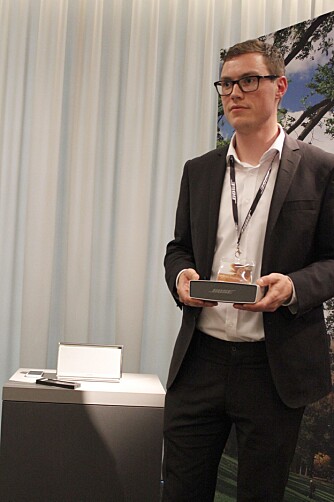 LAVPRIS: Det er ikke mange produkter hos Bose som koster under 2000 kroner. Bose Soundlink Mini får en pris på 1669 kroner og kommer i salg i løpet av sommeren. Truls Justesen i Bose hevder ingen av konkurrentene kan levere like mye og like god lyd i en så kompakt innpakning som Soundlink Mini. LAVPRIS: Det er ikke mange produkter hos Bose som koster under 2000 kroner. Bose Soundlink Mini får en pris på 1669 kroner og kommer i salg i løpet av sommeren. Truls Justesen i Bose hevder ingen av konkurrentene kan levere like mye og like god lyd i en så kompakt innpakning som Soundlink Mini.
