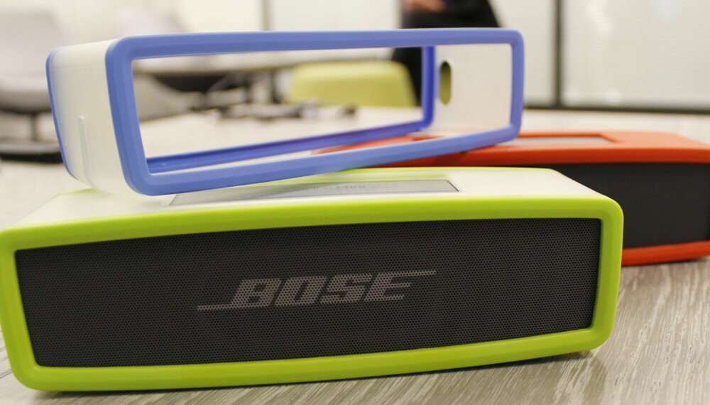 MINI: Bose Soundlink Mini måler 18 x 5 x 5 centimeter og veier omtrent det samme som en iPad. Minihøyttaleren kommer i salg i løpet av sommeren. MINI: Bose Soundlink Mini måler 18 x 5 x 5 centimeter og veier omtrent det samme som en iPad. Minihøyttaleren kommer i salg i løpet av sommeren.